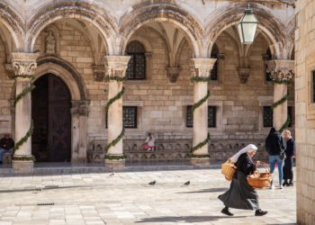 Zimski Dubrovnik: Prekrasni sunčani dani uz malo bure idealni su za uživati u Gradu (FOTO)