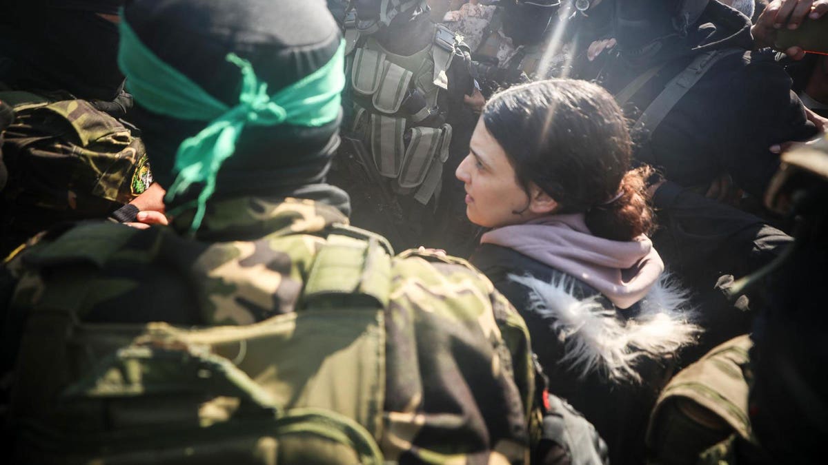 Scene kaosa u Khanu Younisu, kao taoci Gadi Moses i Arbel Yehud bili su prisiljeni hodati pješice kroz palestinsku rulju do čekanja vozila Crvenog križa 30. siječnja 2025. godine.