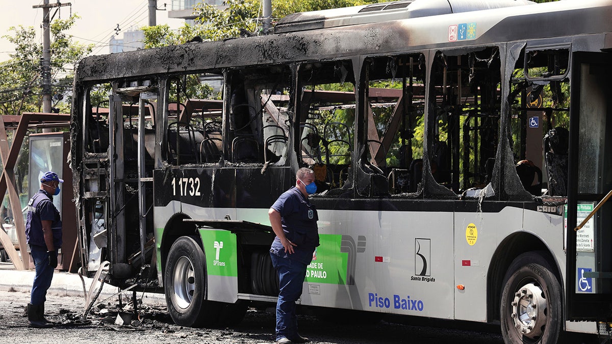 Autobus hvata vatru nakon avionske nesreće