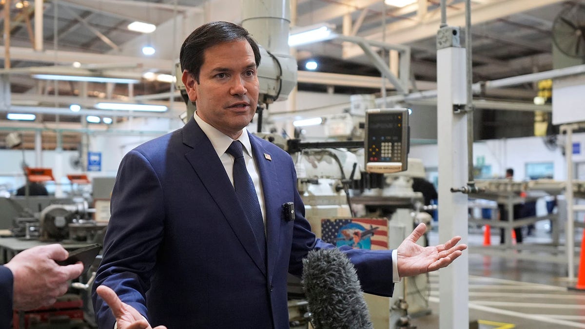 Rubio govori u tisku u El Salvadoru