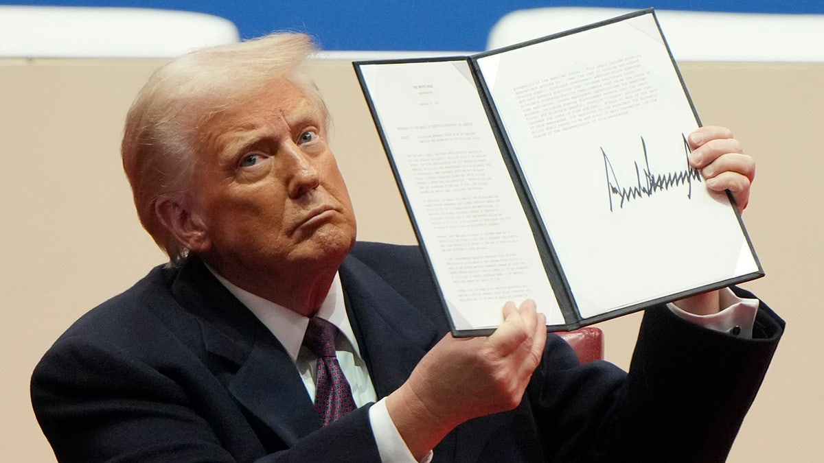 Predsjednik Donald Trump održava izvršne naredbe nakon potpisivanja
