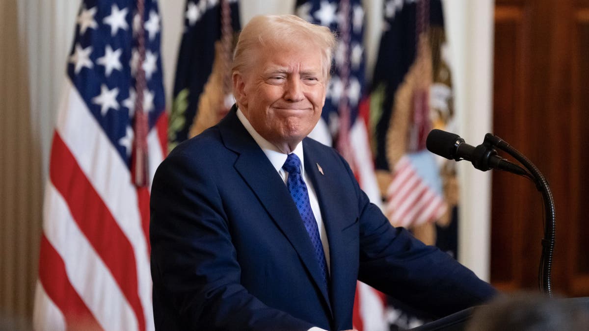 Predsjednik Donald Trump zastaje dok je govorio prije nego što je potpisao Zakon o Laken Riley u istočnoj sobi Bijele kuće, srijeda, 29. siječnja 2025. u Washingtonu. 