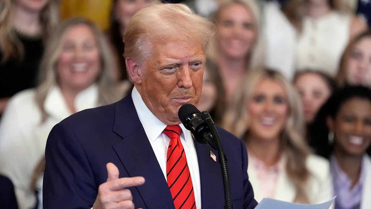 Trump razgovara s gomilom