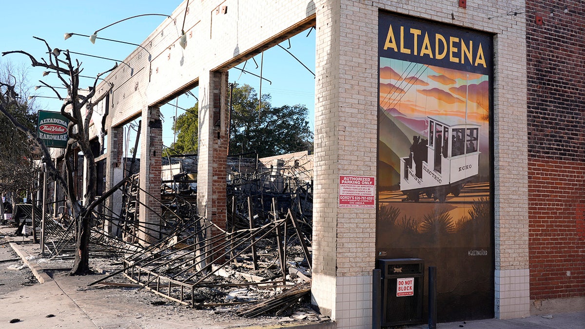 Zidni mural koji prikazuje Altadenu stoji pored uništene trgovine hardverom Altadena nakon vatre Eaton