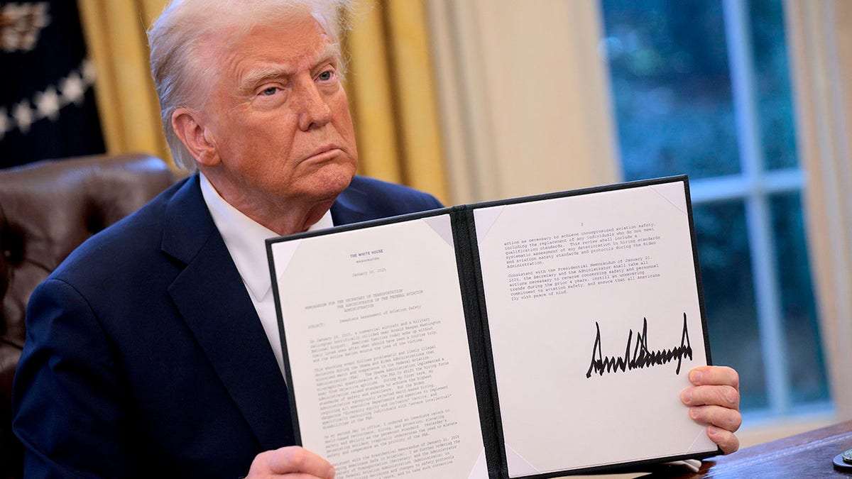 Trump drži izvršnu naredbu u Ovalnom uredu