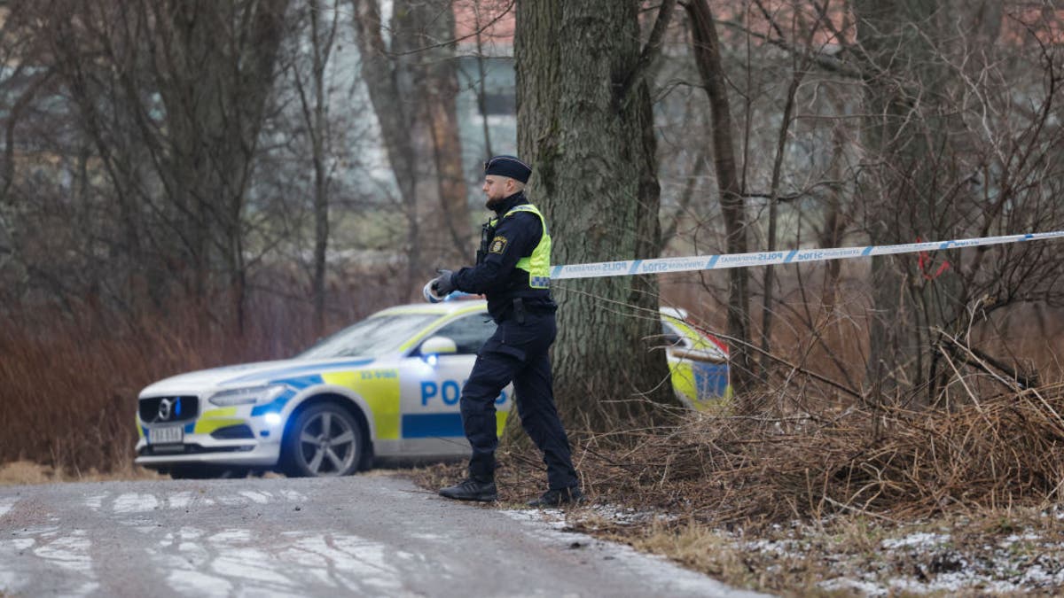 Policajac Cordons s područja u blizini škole Risbergska u Orebrou u Švedskoj, 4. veljače 2025. godine, nakon izvještaja o ozbiljnom nasilnom zločinu. Pet ljudi je u utorak ubijeno i ranjeno u školi u središnjem švedskom gradu Orebro, priopćila je policija, dodavši da je u tijeku velika operacija i poziva ljude da se drže podalje od tog područja. (Foto Kicki Nilsson / TT novinska agencija / AFP) / Švedska (Foto Kicki Nilsson / TT novinska agencija / AFP putem Getty Images)