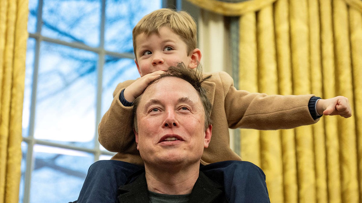 Musk nosi sina x æ a-xii u ovalnom uredu