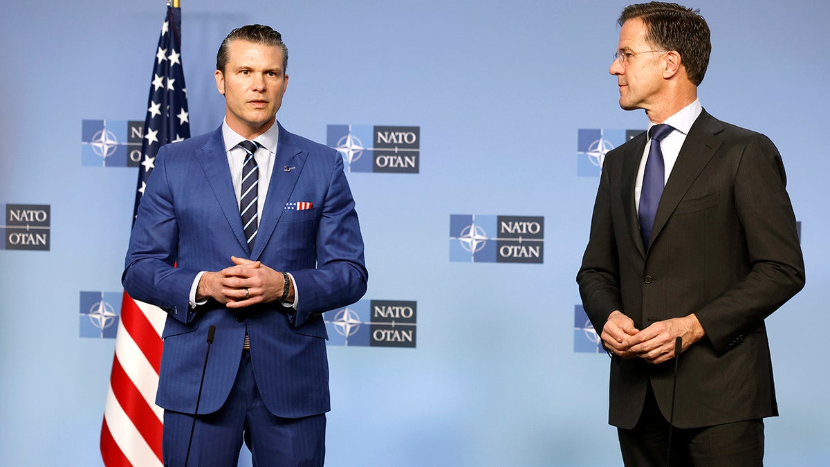 Generalni tajnik NATO -a Mark Rutte, Right, i ministar obrane Sjedinjenih Država Pete Hegseth