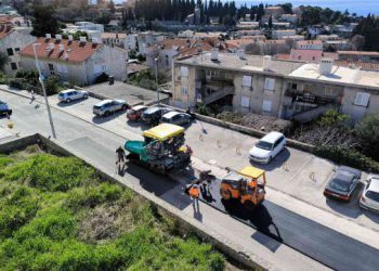 Grad − Još malo pa gotovo: Napreduje asfaltiranje Ulice Andrije Hebranga (FOTO)