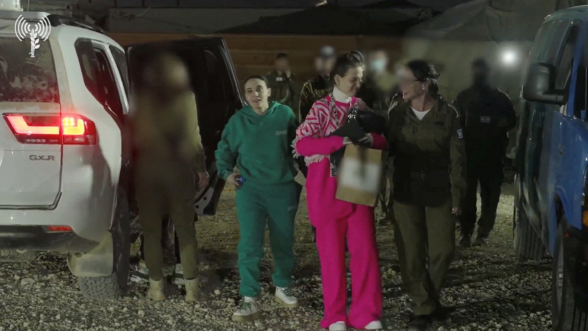 Oslobođeni Hamas taoci Doron Steinbrecher i Emily Damari dočekuju izraelski vojnici