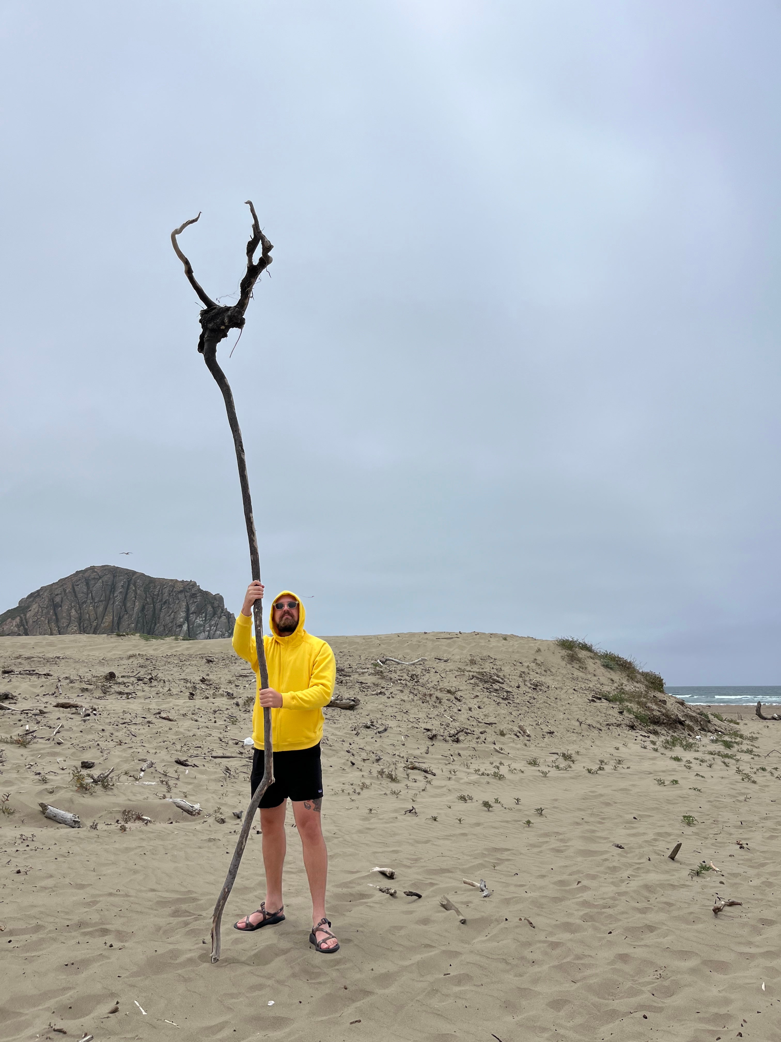 Logan Jugler drži ogroman štap s krajem nalik kandži. Jugler i Hogg kažu da je tajna dobrog štapa njezina aura