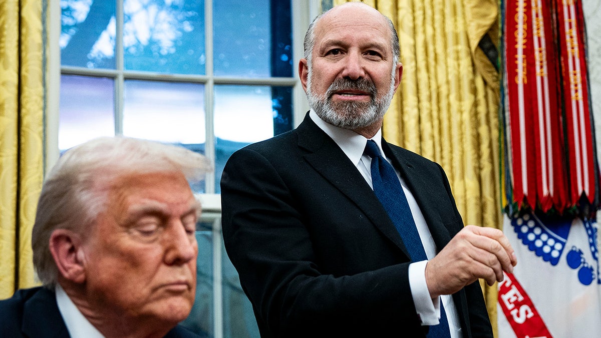 Howard Lutnick, glavni izvršni direktor kandidata za kandidat za Cantor Fitzgerald LP i američke trgovine za američkog predsjednika Donalda Trumpa, desno, i predsjednik Donald Trump, tijekom izvršne naredbe koji je potpisao Ovalni ured Bijele kuće u Washingtonu, DC, u ponedjeljak, važnu, u veljači, naredio je da je urodila 25% tarinski uzorak na čelične i alumine, a aluminski su urotili na njega, a narešili su u industriju, a narezili su u industriju, a uvrštene u čelik i alumine u čeličnoj i aluminu. Neki od najbližih saveznika u zemlji. Fotograf: Al Drago/Bloomberg putem Getty Images