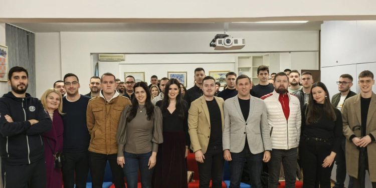 Šuta se družio s mladim HDZ-ovcima: “Neformalno druženje posvetili smo temi ‘Split za generacije'”