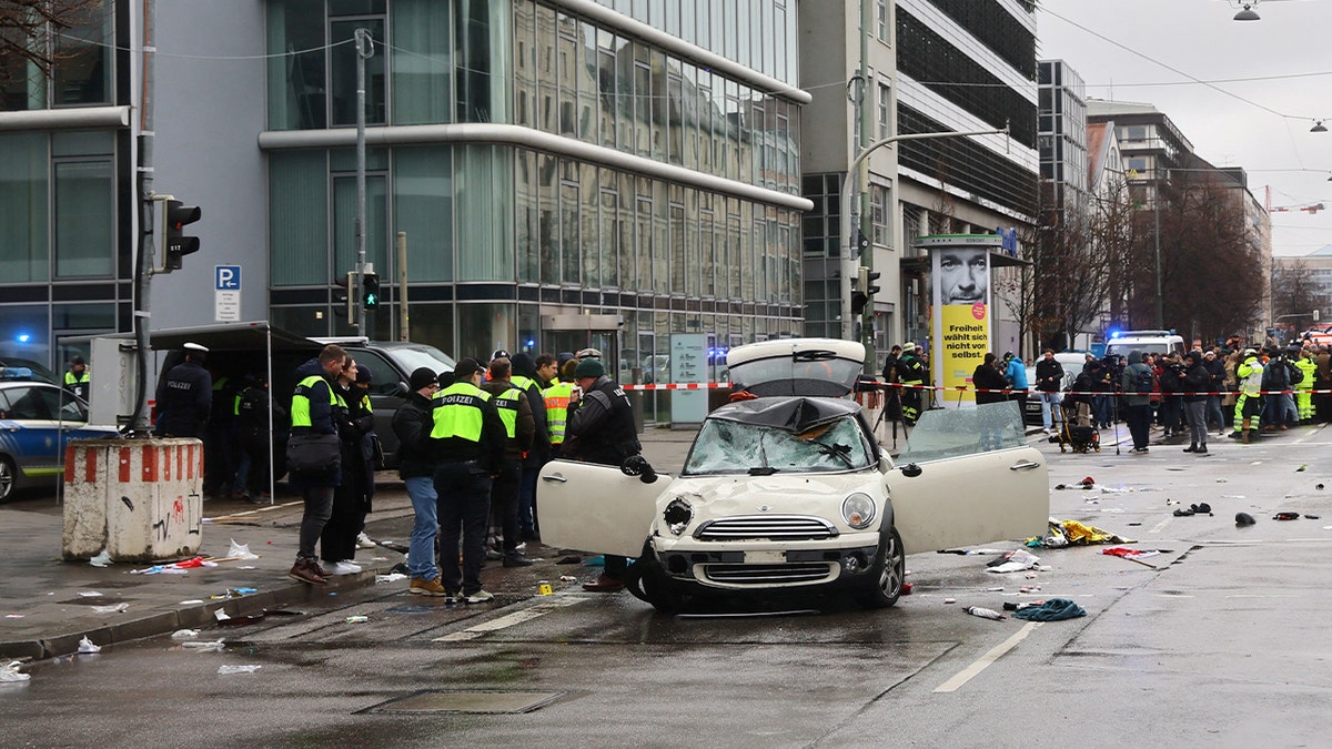 Policija se okuplja u blizini automobila u Münchenu