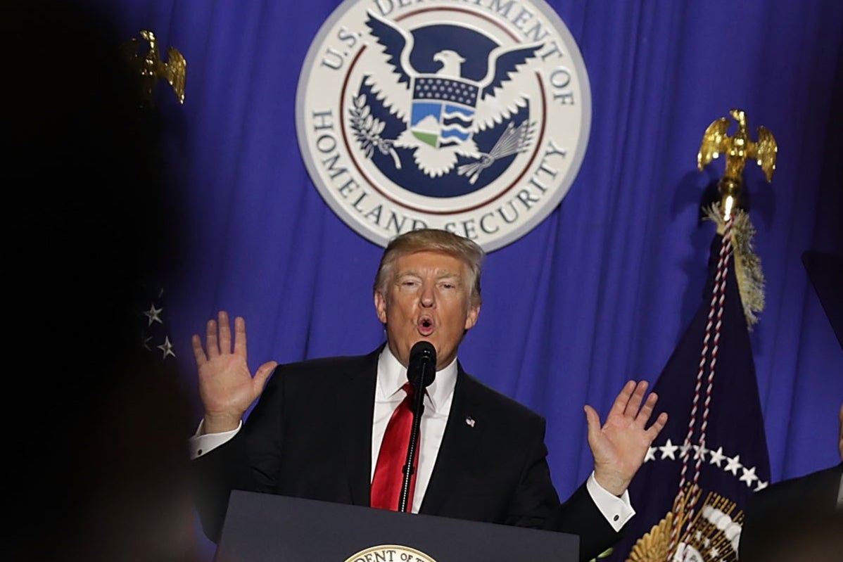 Trump je tvrdio da su vojnici potrebni za odbijanje 'invazije' na granici. Nova naredba dat će vojsci dodatne ovlasti na granici