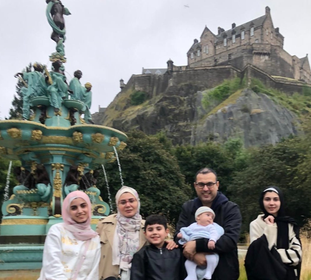 Čitava obitelj u posjetu dvorcu Edinburgh. (S lijeve strane) Hala, Amani, Ayham, Salah i Adam, Nada