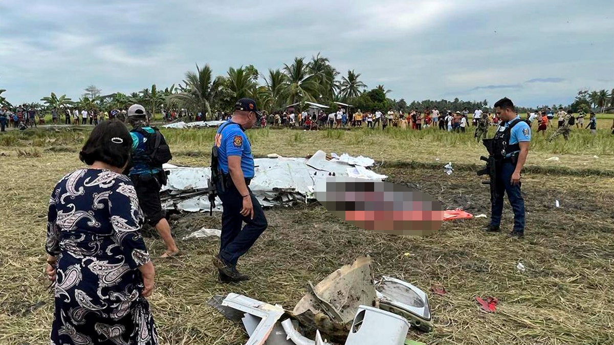 Dužnosnici kažu da se avion s vojnim ugovorom srušio na rižinom polju na južnom Filipinima, ubivši sve četiri osobe na brodu.