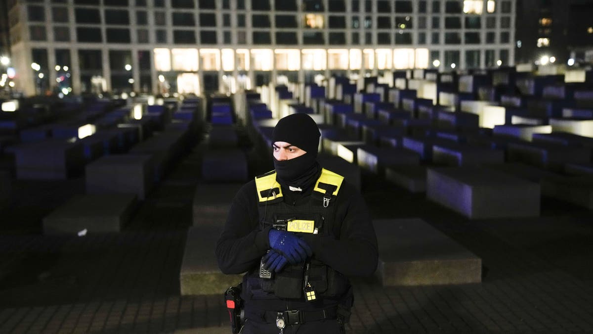 Policajac koji čuva mjesto uboda u Berlinu