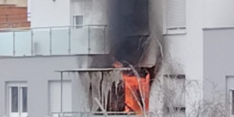 Iz stana u Zagrebu šikljala vatra i crni dim: Vatrogasci ugasili požar u Dubravi