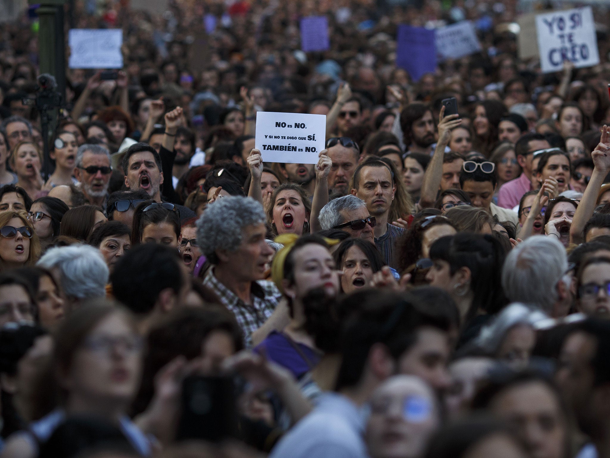 Prosvjednik drži plakat za čitanje 'Ne je ne. Ako vam ne kažem da, također nije ne 'tijekom demonstracije