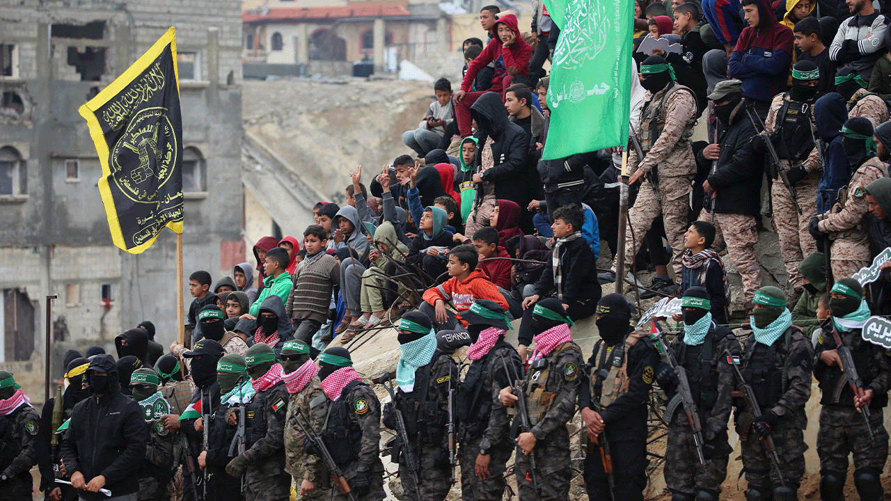 Palestinci gledaju kako taoca predaje