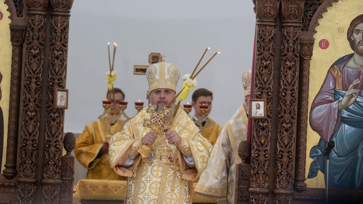 Metropolitan Epiphanius provodi liturgijsku službu i Crkvu svetog Andrije, prvo pozivanje posvećenja 25. kolovoza 2024. u Bucha, Kyiv Oblast, Ukrajina.