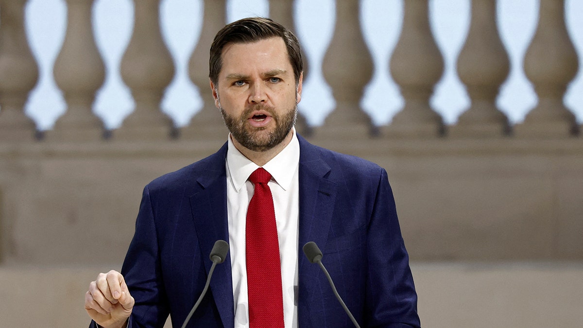 Potpredsjednik JD Vance održava govor tijekom plenarnog zasjedanja Samita akcije umjetne inteligencije (AI) na Grand Palaisu u Parizu 11. veljače 2025. godine.