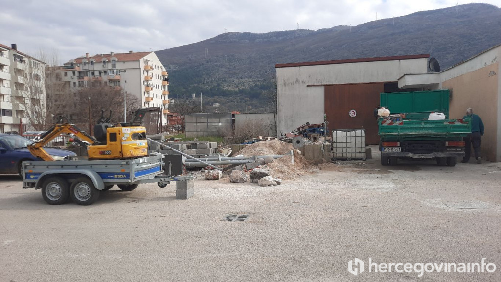 Zaposlenici JP Radnik prekinuli rad na sat vremena zbog neisplaćenih plaća i doprinosa