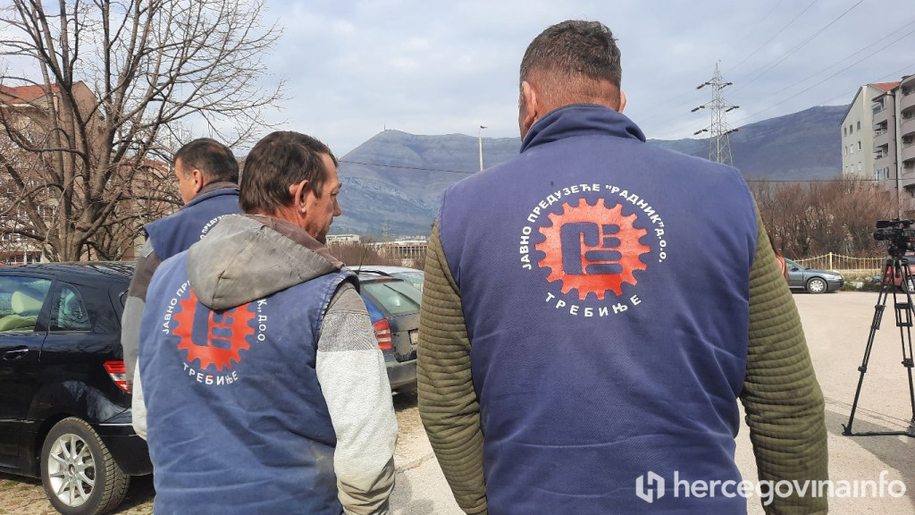 Zaposlenici JP Radnik prekinuli rad na sat vremena zbog neisplaćenih plaća i doprinosa