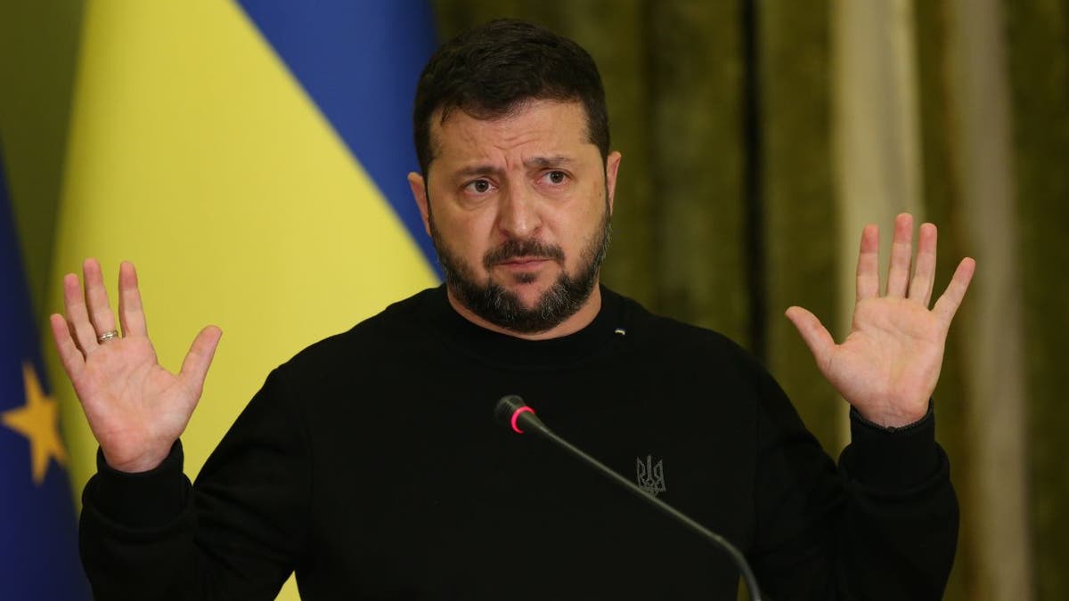 Ukrajinska predsjednik Zelenskyy s Ukrajinskom zastavom iza sebe, predaje se