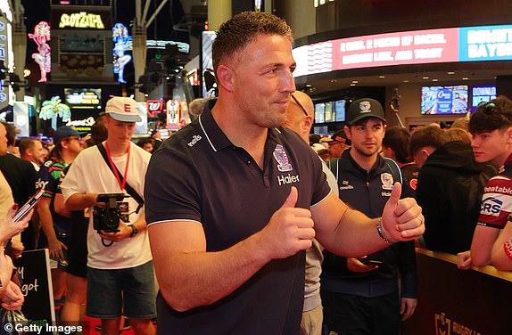 Las Vegas, Nevada - 27. veljače: Sam Burgess, trener Warrington Wolvesa pozdravlja gledatelje tijekom događaja navijača NRL -a na iskustvu u ulici Fremont, 27. veljače 2025. u Las Vegasu, Nevada. (Foto Ethan Miller/Getty Images)
