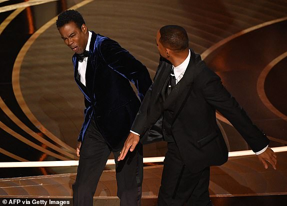 Topshot - američki glumac Will Smith (R) udara američkog glumca Chrisa Rocka na pozornici tijekom 94. Oscara u kazalištu Dolby u Hollywoodu u Kaliforniji 27. ožujka 2022. (Foto Robyn Beck / AFP) (Foto Robyn Beck / AFP putem Getty Images)