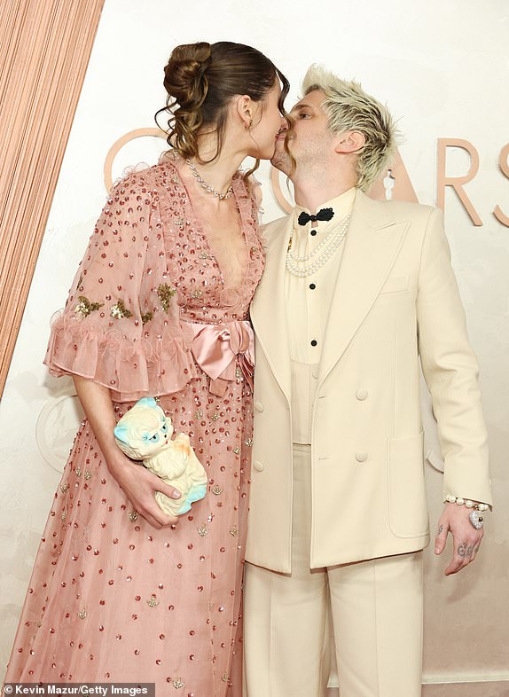 Hollywood, Kalifornija - 02. ožujka: (LR) Charlotte Lawrence i Andrew Watt prisustvovali su 97. godišnjem Oscaru u kazalištu Dolby 02. ožujka 2025. u Hollywoodu u Kaliforniji. (Foto Kevin Mazur/Kevin Mazur/Getty Images)