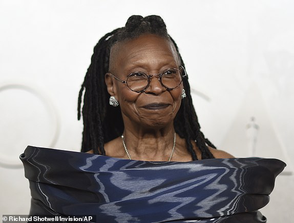 Whoopi Goldberg stiže na Oscar u nedjelju, 2. ožujka 2025., u kazalištu Dolby u Los Angelesu. (Foto Richard Shotwell/Invision/AP)