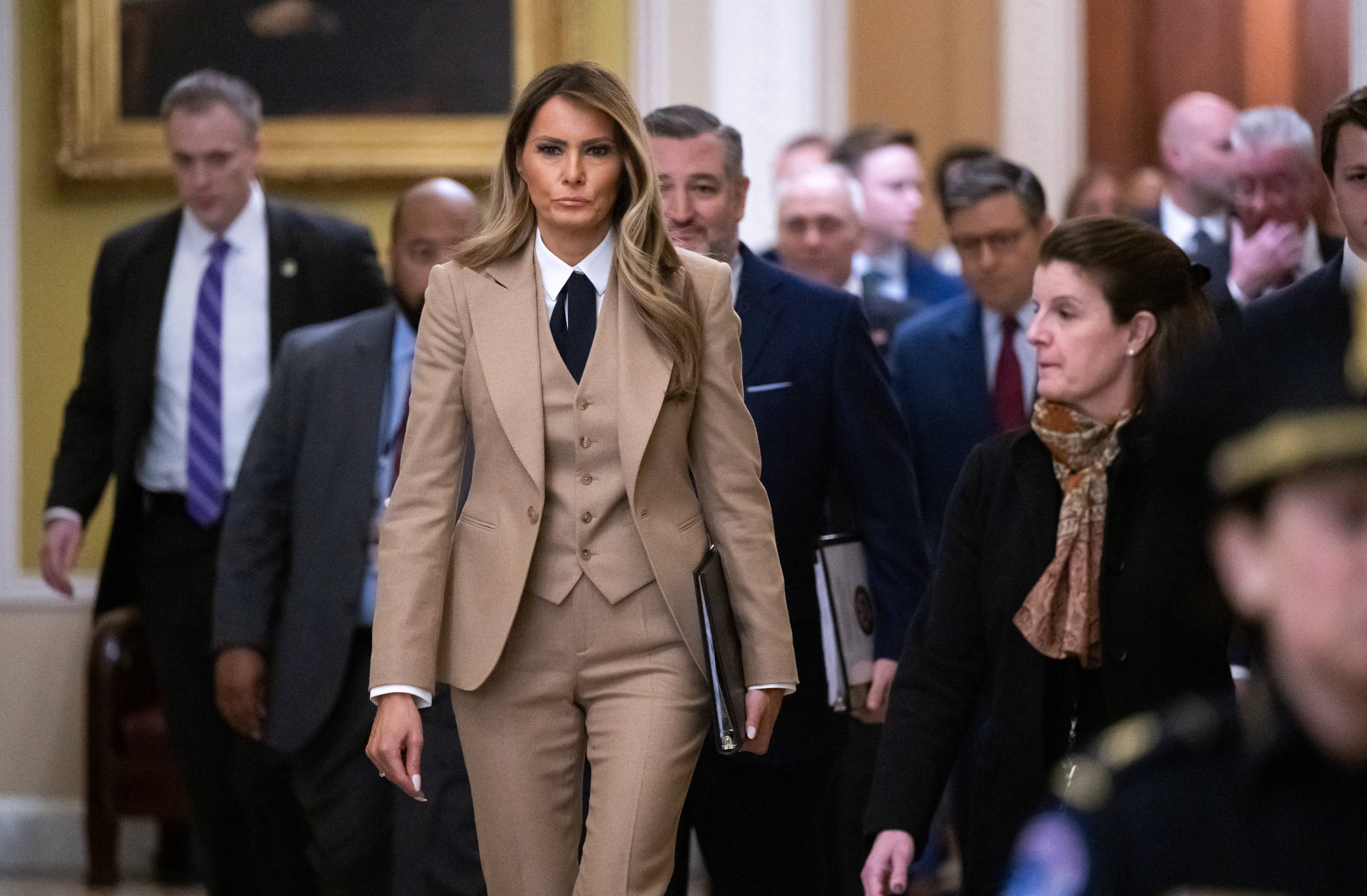 Melania Trump hoda na sastanak kako bi pozvala na donošenje Zakona o spuštanju američkog Senata. Zakon bi nastojao zaštititi žrtve stvarnih i dubokih vaga 