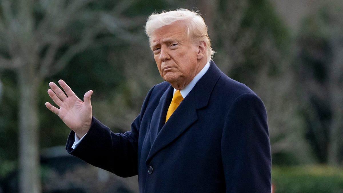 Trump mahne prije ukrcaja na Marine One na Bijeloj kući na jugu travnjaka
