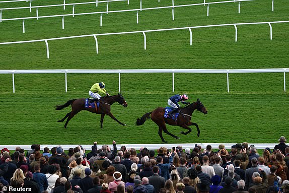 Horse Racing - Cheltenham Festival - Cheltenham Racecourse, Cheltenham, Britain - March 11, 2025 Paul Townend riding Kopek Des Bordes in action with Sean Flanagan riding William Munny during the 13:20 Supreme Novices' Hurdle REUTERS/Matthew Childs