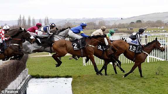 Horse Racing - Cheltenham Festival - Cheltenham Racecourse, Cheltenham, Britain - March 11, 2025 Richie McLernon riding Farouk d'Alene in action with Sam Twiston-Davies riding Broadway Boy and Brendan Powell riding The Changing Man during the 14:40 Ultima Handicap Chase REUTERS/Peter Cziborra
