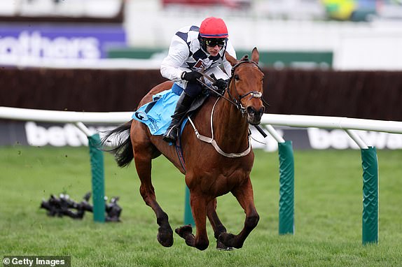 CHELTENHAM, ENGLAND - 13. ožujka: Paul Townend na brodu Ballyburn na putu za pobjedu u Gallagherovom novijeću prepreku tijekom drugog dana Cheltenham Festivala 2024. na trkalištu u Cheltenhamu 13. ožujka 2024. u Cheltenhamu, Engleska. (Foto Michael Steele/Getty Images)