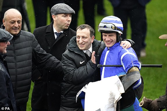 Paul Townend (desno) slavi s vlasnikom Tonyjem Bloom -om nakon što je na dan drugog dana na trkalištu Cheltenham u Cheltenhamskom trkačkom stanju osvojio prvak prvak majke Betway Queen Matter Chasea na brodu Energumene. Datum slike: srijeda 15. ožujka 2023. PA Photo. Pogledajte PA Story Racing Cheltenham. Foto -kredit treba čitati: Andrew Matthews/PA Wire.Resticions: Samo urednička upotreba, komercijalna upotreba podliježe prethodnom odobrenju trkačkog staze Jockey Club/Cheltenham.