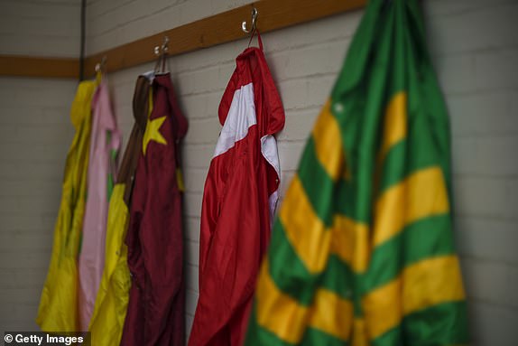 CHELTENHAM, ENGLAND - 12. ožujka: Utrke svile tijekom drugog dana 2025. Cheltenham Festival na trkalištu Cheltenham 12. ožujka 2025. u Cheltenhamu u Engleskoj. Gledatelje se potiče da se u srijedu preruše u svoju sitnicu u stilu (ranije poznato kao Dan dame). (Foto Alan Crowhurst/Getty Images)
