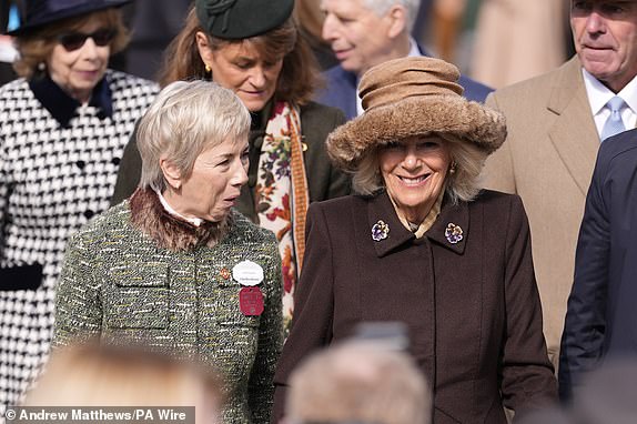 Kraljica Camilla (desno) koja stiže na drugi dan festivala Cheltenham 2025. na trkalištu Cheltenham. Datum slike: srijeda 12. ožujka 2025. PA Photo. Pogledajte PA Story Racing Cheltenham. Foto -kredit treba čitati: Andrew Matthews/PA Wire.Resticions: Koristite podložne ograničenjima. Samo urednička upotreba, bez komercijalne uporabe bez prethodnog pristanka vlasnika prava.