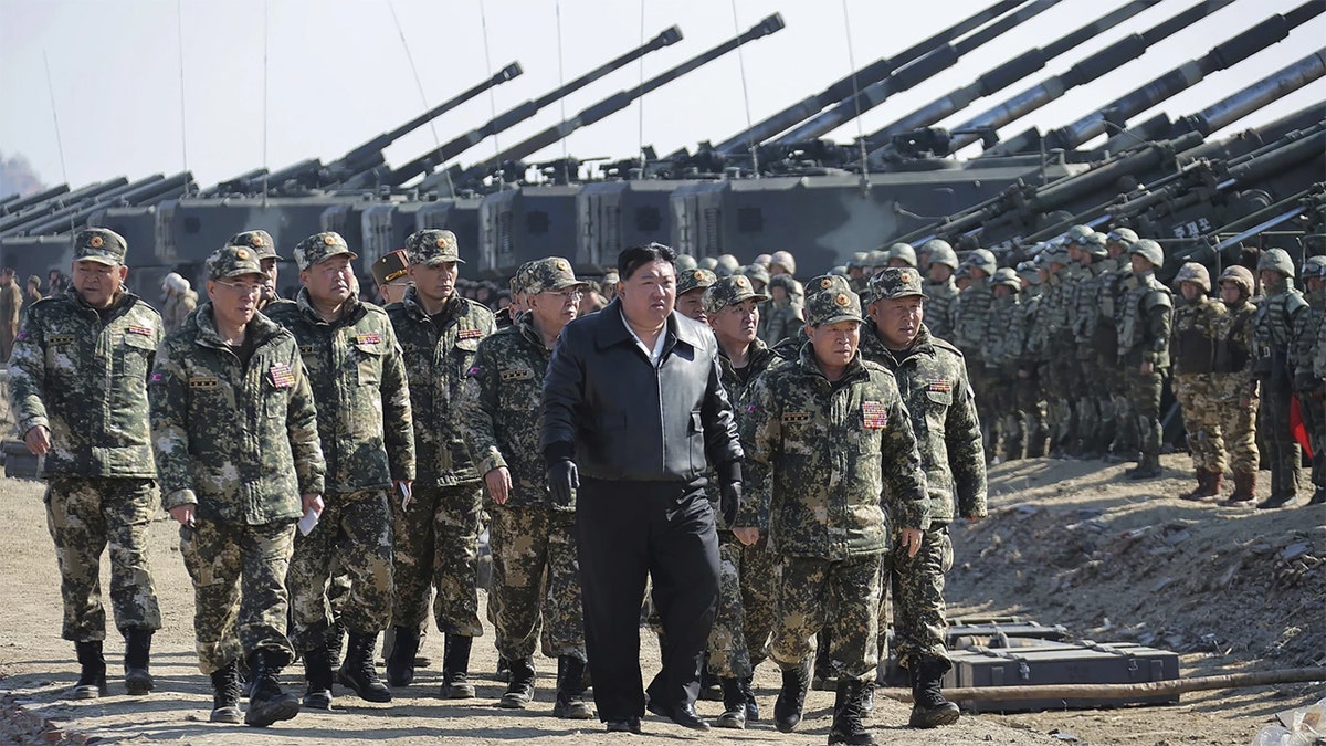 Sjevernokorejski vojnici koji marširaju s Kim Jong Un