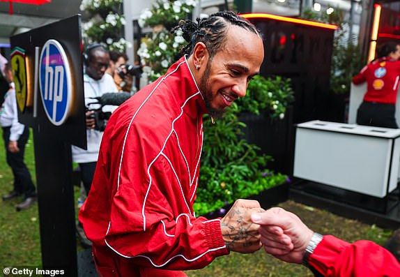MELBOURNE, Australija - 16. ožujka: Lewis Hamilton iz Velike Britanije i Ferrari šeta šakom gosta u paddocku tijekom Grand Prixa F1 u Australiji u krugu Grand Prix Albert Park 16. ožujka 2025. u Melbourneu u Australiji. (Foto Kym Illman/Getty Images)