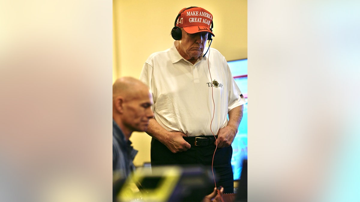 Trump, u odjeći za golf, nadzire zračne napade