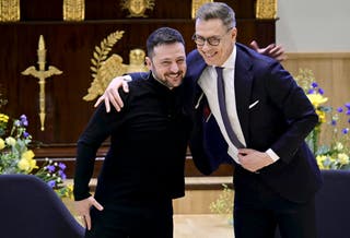 Predsjednik Finske Aleksandar Stubb i predsjednik Ukrajine Volodymyr Zelensky zagrljaj na kraju 'Europe u znak podrške Ukrajini' na Sveučilištu u Helsinkiju