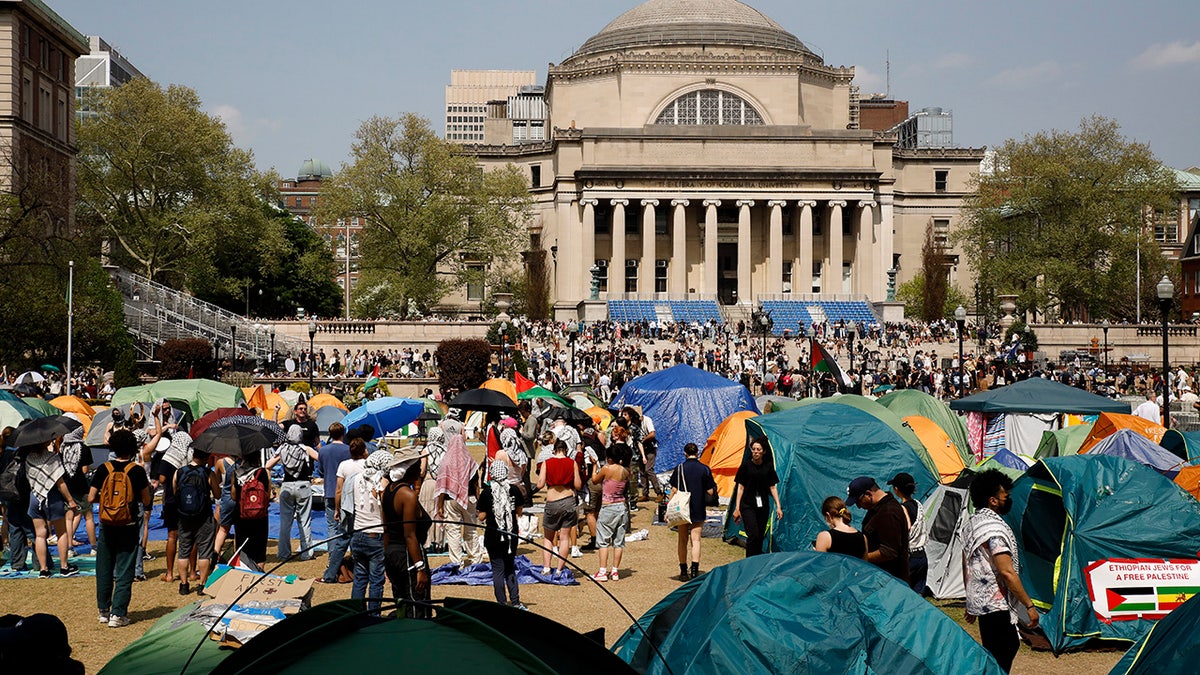 Studentski prosvjednici okupljaju se u znak protesta unutar svog kampa u kampusu Sveučilišta Columbia