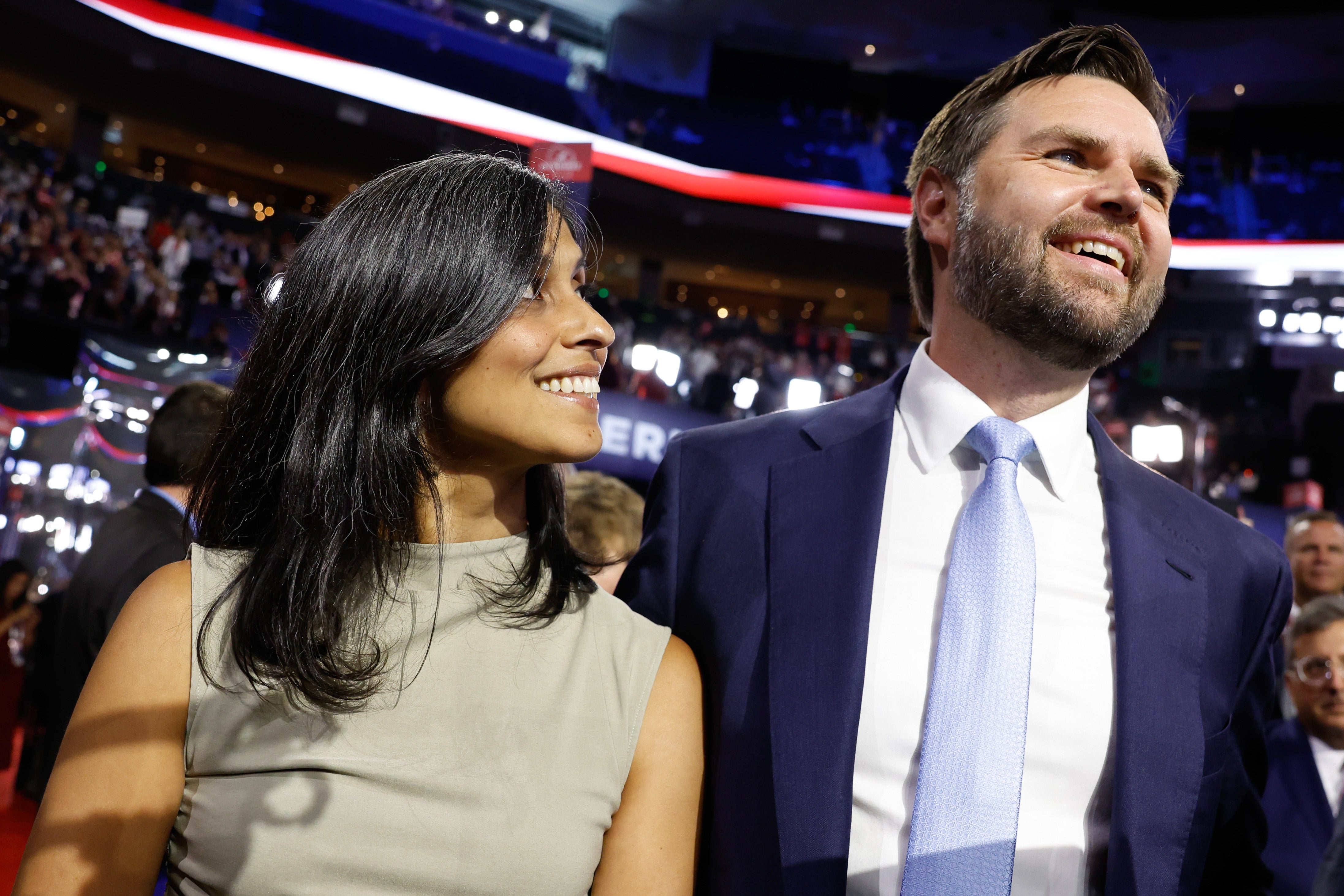Usha Chilukuri Vance i njezin suprug Jd Vance na Republikanskoj nacionalnoj konvenciji u Milwaukeeju dok prihvaća poziv Donalda Trumpa da bude njegov trkački prijatelj