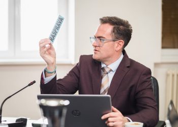 Barbir uzvratio Lidiji Bekavac: “U njenoj obitelji vlada ‘pluralizam’ prilikom svakog glasanja – šuta ili pršuta”