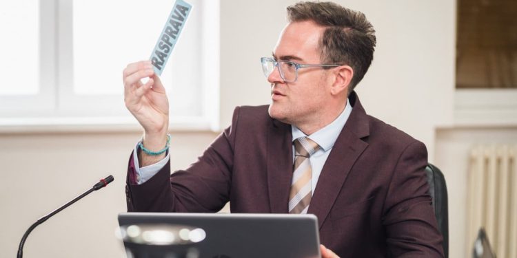 Barbir uzvratio Lidiji Bekavac: “U njenoj obitelji vlada ‘pluralizam’ prilikom svakog glasanja – šuta ili pršuta”